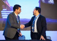 imagen de dos hombres dándose la mano