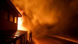 imagen de un bombero luchando contra una nube de humo