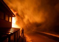 imagen de un bombero luchando contra una nube de humo