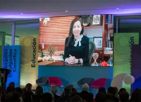 imagen de raquel bernal en una transmision en vivo