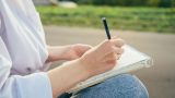 persona escribiendo en un diario