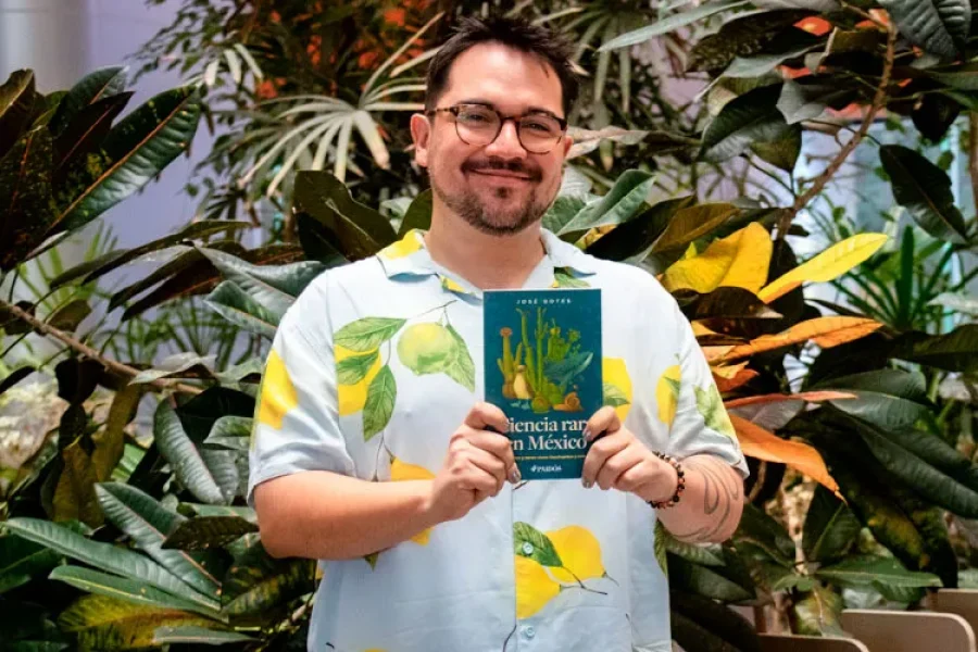 José Gotés, biólogo y divulgador científico en redes sociales, presenta su libro Ciencia Rara en México. (Foto: Michelle Correa y Jorge Valdés / TecScience)