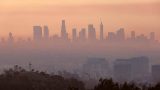 imagen del horizonte de los angeles envuelto en una nube de humo naranja