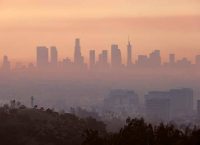 imagen del horizonte de los angeles envuelto en una nube de humo naranja