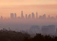 imagen del horizonte de los angeles envuelto en una nube de humo naranja