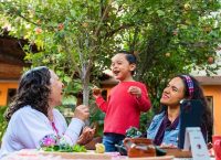 Familia conviviendo en armonía.