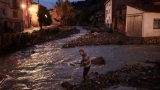 Un hombre mayor termina de limpiar su casa después de la inundación devastadora provocada por lluvias intensas en la provincia de Teruel, España. (Fotografía: Reuters).