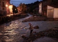 Un hombre mayor termina de limpiar su casa después de la inundación devastadora provocada por lluvias intensas en la provincia de Teruel, España. (Fotografía: Reuters).