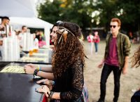 imagen de jóvenes asistiendo a un festival