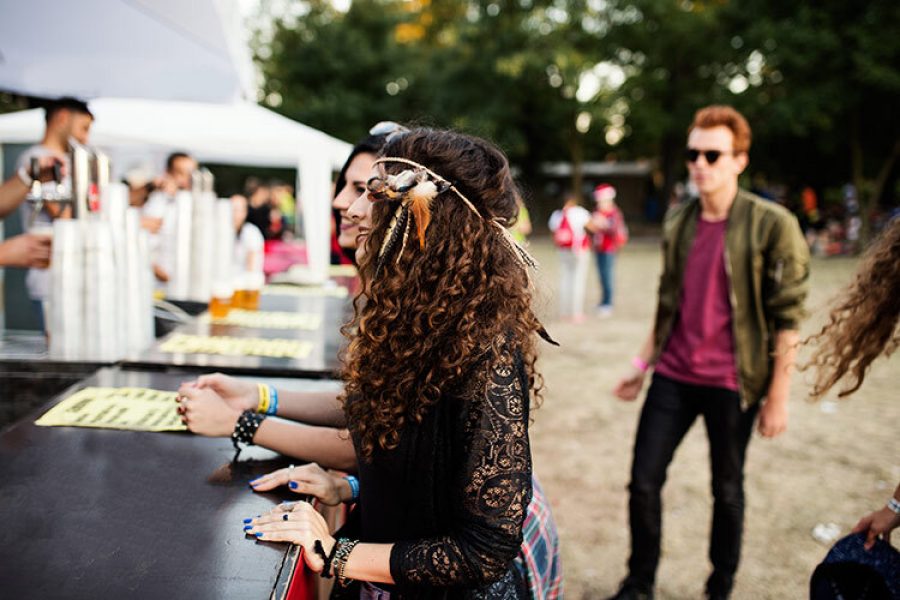 imagen de jóvenes asistiendo a un festival
