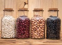 frascos con semillas secas de frijoles de distintos colores