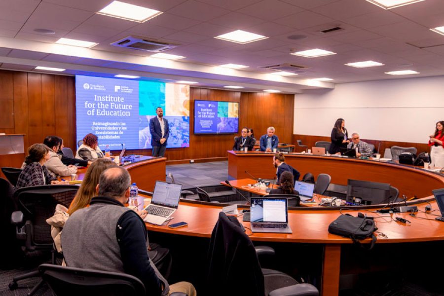 Presentación de iniciativas ante la prensa.