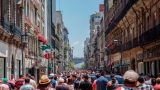 fotografía de una ciudad con muchos turistas