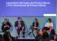 expertos hablando en un panel