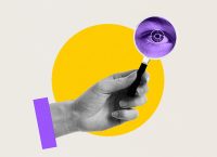 se ve una mano que sostiene una lupa que apunta a ver el acercamiento de un ojo