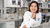 La investigadora Janet Gutiérrez posando en el laboratorio.