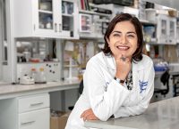 La investigadora Janet Gutiérrez posando en el laboratorio.