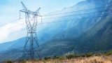 torre de electricidad en medio de la sierra