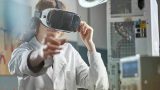 Estudiante utiliza visor de realidad virtual.