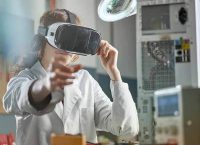 Estudiante utiliza visor de realidad virtual.
