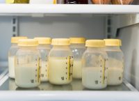 Frascos que contienen leche materna