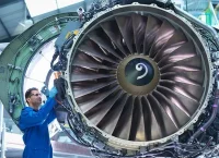 Turbina de un avión siendo revisada