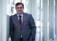 imagen de un investigador con traje gris