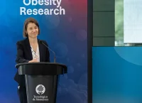 imagen de una investigadora en un panel