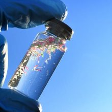 plásticos en un frasco con agua