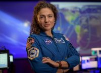 mujer vistiendo uniforme de la NASA