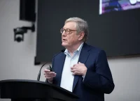 Profesor hablando en una conferencia sobre Obesidad