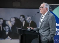 Fotografía de David Kershenobich dando una ponencia.