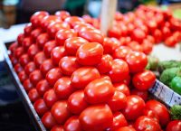 tomates en mercado