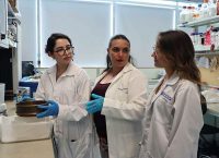 imagen de tres mujeres en el laboratorio