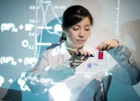 imagen de una mujer en bata con el logo del tec de monterrey