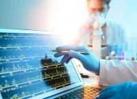 investigador señala una computadora