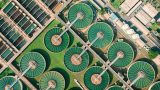 Fotografía aérea de una planta de tratamiento de agua
