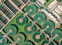 Fotografía aérea de una planta de tratamiento de agua