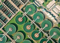 Fotografía aérea de una planta de tratamiento de agua