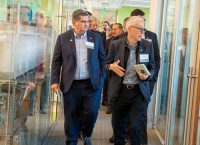 David Garza, Director Ejecutivo del Tecnológico de Monterrey, y Marco Muñoz, Director Ejecutivo de Iniciativas Estratégicas del Instituto Ragon, dirigen un recorrido en las instalaciones de Massachusetts. (Foto: Paul Bautista / Tec de Monterrey)