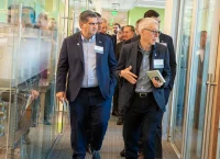 David Garza, Director Ejecutivo del Tecnológico de Monterrey, y Marco Muñoz, Director Ejecutivo de Iniciativas Estratégicas del Instituto Ragon, dirigen un recorrido en las instalaciones de Massachusetts. (Foto: Paul Bautista / Tec de Monterrey)