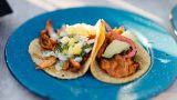 imagen de unos tacos de pastor a la mexicana con piña en un plato azul