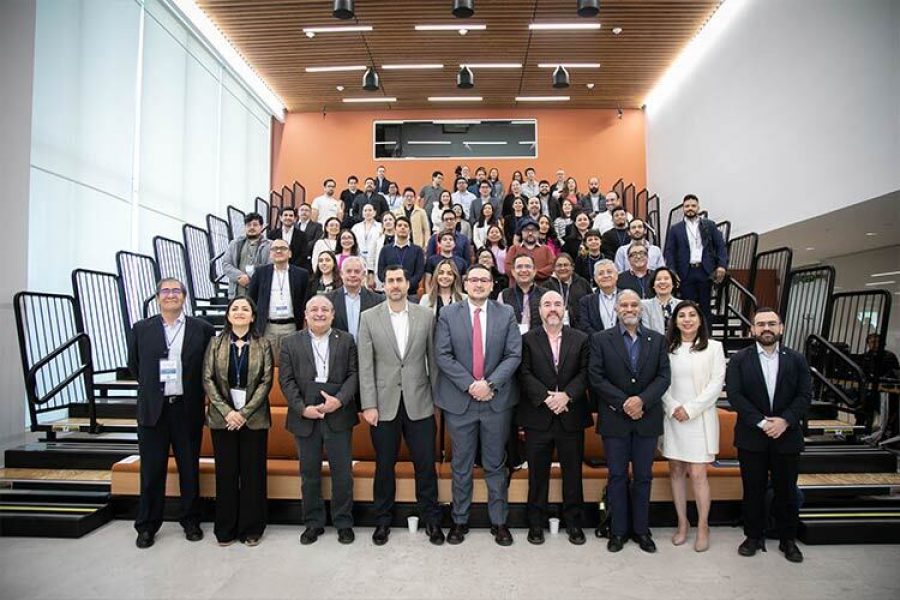 En el lanzamiento del proyecto insignia participaron directivos como Juan Pablo Murra, rector del Tec de Monterrey; Mario Adrián Flores, vicepresidente de la Región Monterrey; y Feniosky Peña-Mora, decano nacional de la EIC y vicepresidente ejecutivo de Investigación; Daniel Jacobo, decano asociado de Investigación de la EIC; y Janet Gutiérrez, decana asociada del Desarrollo de la Facultad de la EIC. (Foto: Alejandro Salazar / TecScience)