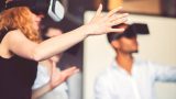 Personas utilizando visores de realidad virtual para jugar y aprender.