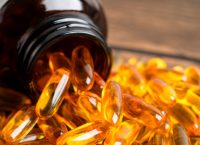 imagen de un frasco con pastillas amarillas