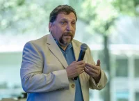 Científico expone ante personas los resultados de su investigación.