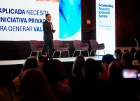 imagen de un hombre frente a un auditorio