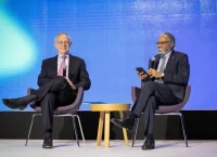 imagen de dos personas sentadas en un panel