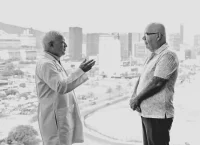 Héctor Ramón Martínez, neurólogo de TecSalud, conversa con Leova Garza González, paciente con Parkinson