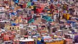 fotografía de asentamientos urbanos aglomerados y coloridos